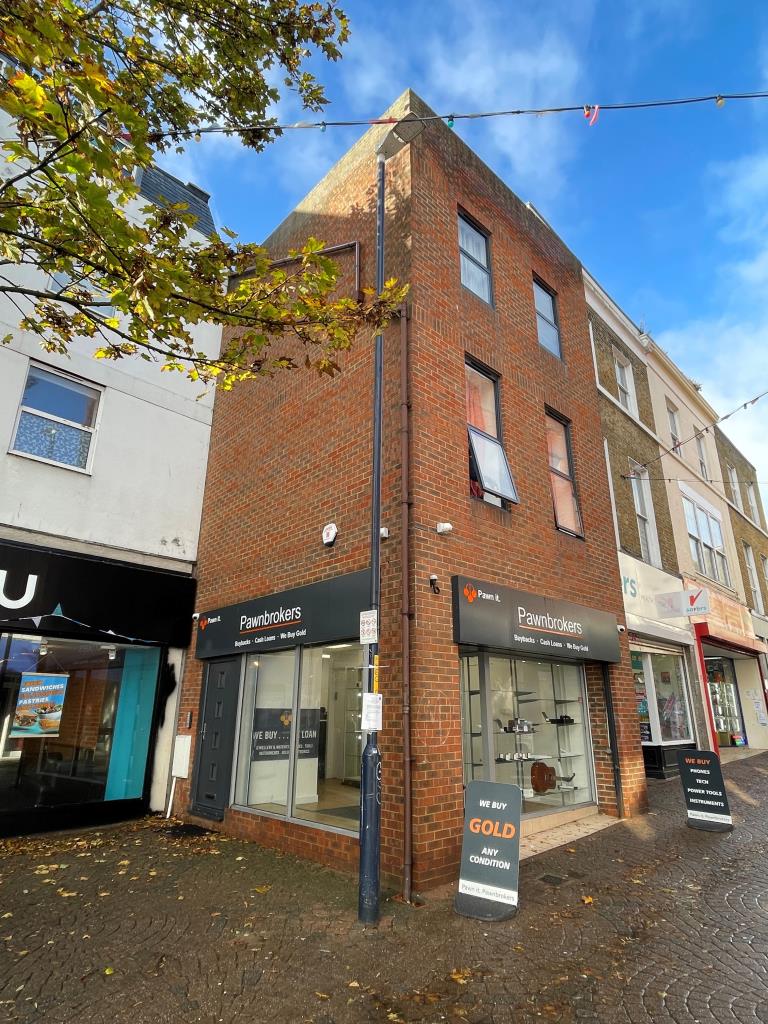 Lot: 83 - MIXED USE INVESTMENT ON HIGH STREET PROVIDING GOOD INCOME - Three storey town centre property
